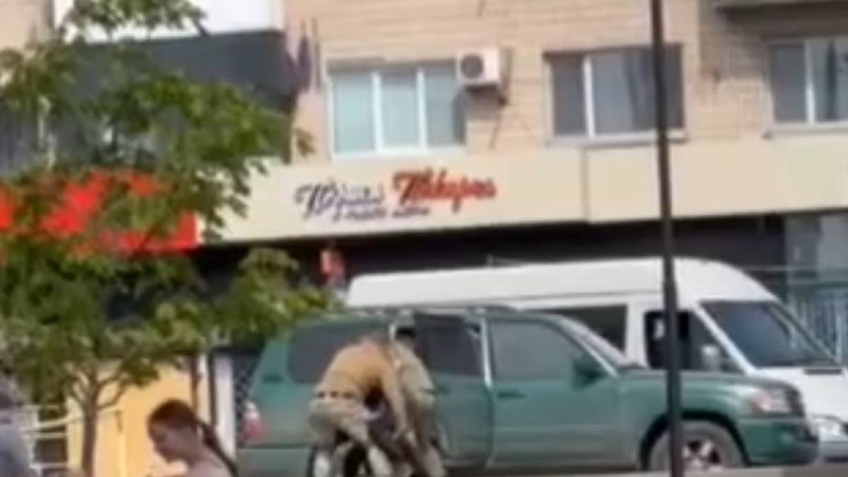 У Запорізькому ТЦК прокомментували відео, де люди у військовій формі заштовхували чоловіка в авто