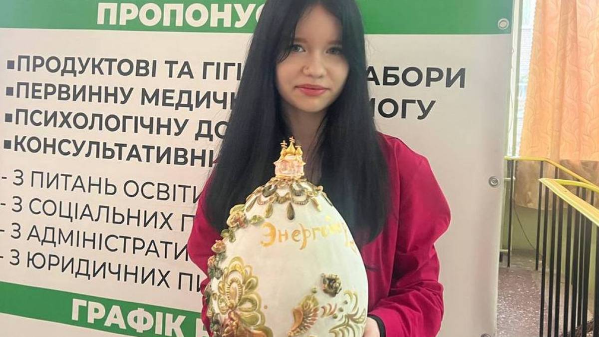 Гімназистка з Енергодара створила та присвятила своєму місту величезну писанку