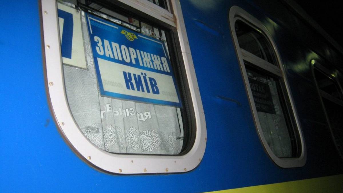 Поїзди до Запоріжжя затримуються через ракетний удар по вокзалу в Дніпрі