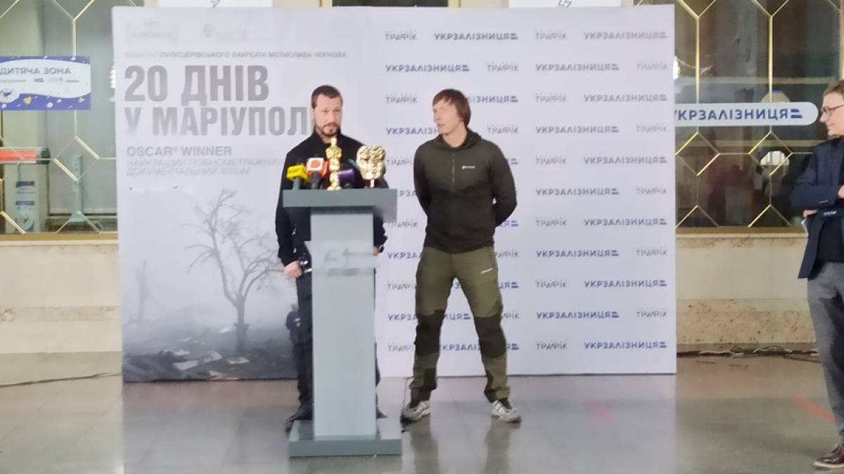 Чернов привіз статуетки «Оскар» і BAFTA в Україну: зустріч із творцями «20 днів у Маріуполі»