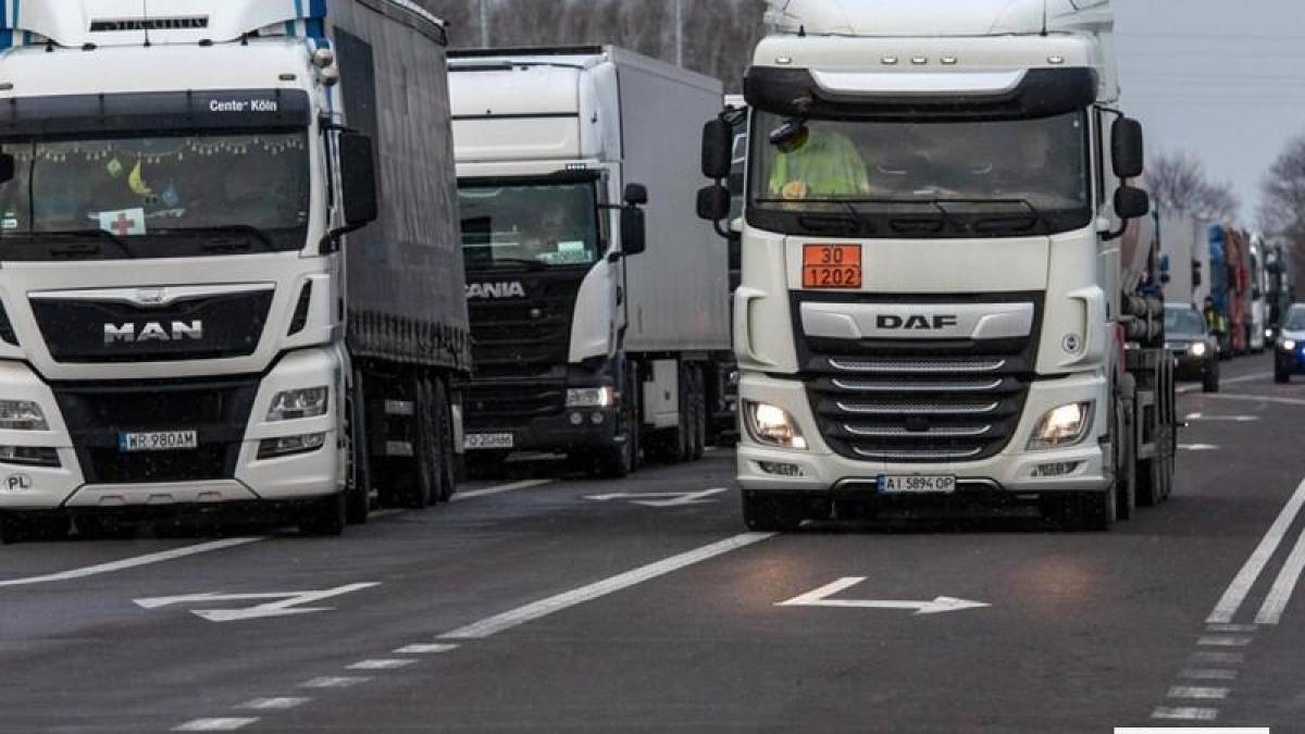 На двох пунктах пропуску з Польщею відновили рух вантажівок