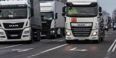 На двох пунктах пропуску з Польщею відновили рух вантажівок