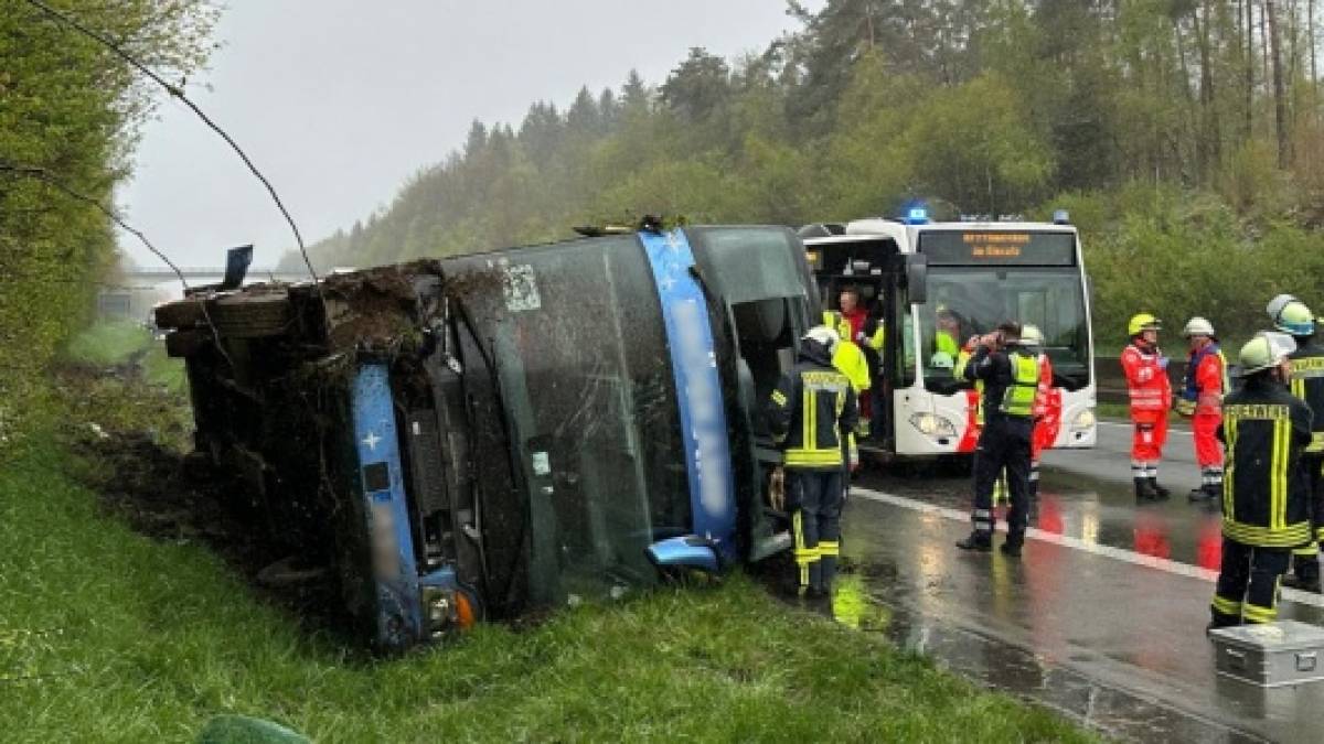 У Німеччині перекинувся автобус зі школярами, майже 30 постраждалих