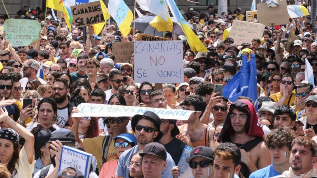 Тисячі жителів Канарських островів протестували проти масового туризму