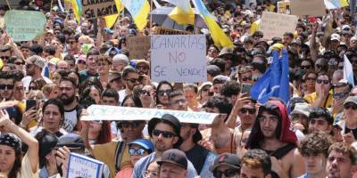 Тисячі жителів Канарських островів протестували проти масового туризму