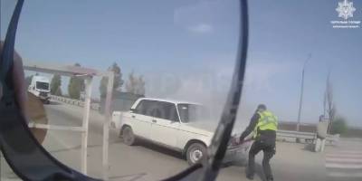 У Запоріжжі на блокпосту загорівся автомобіль – відео