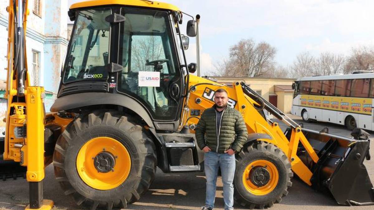 Вісім громад отримали екскаватори від програми DOBRE