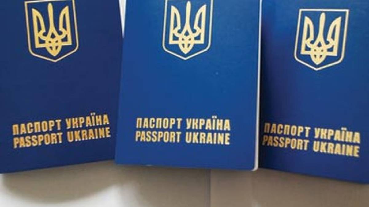 У консульствах України за кордоном призупинили надання послуг чоловікам мобілізаційного віку: Кулеба пояснив, чому