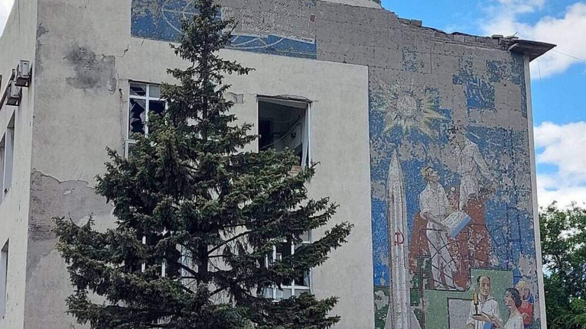 У Маріуполі називають могильником будинок із муралом запорізького художника: чому?