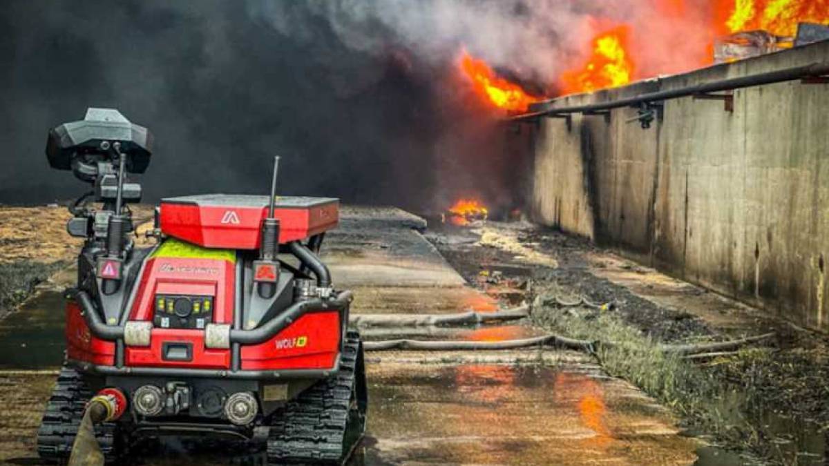 На олійному терміналі в порту Південний після удару рф кілька днів гасять пожежу