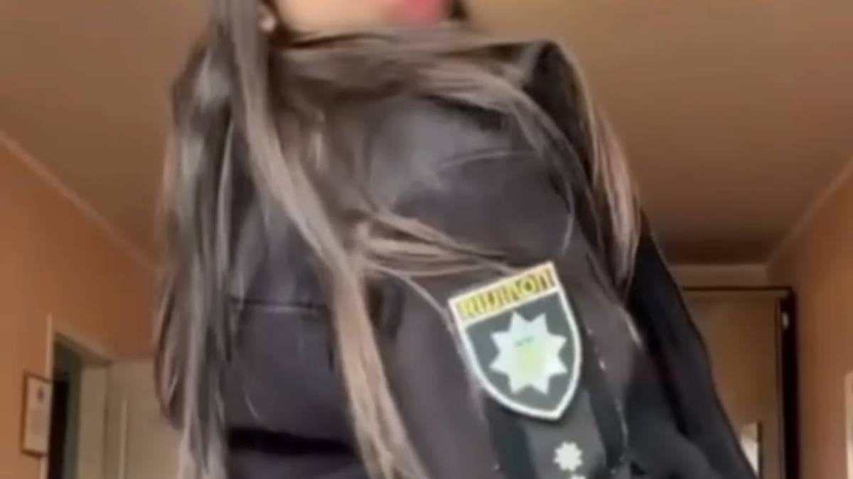 У Запоріжжі 18-річна блогерка вдягла поліцейську форму та записала образливе відео