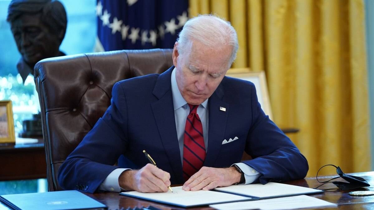 Байден підписав закон про допомогу Україні