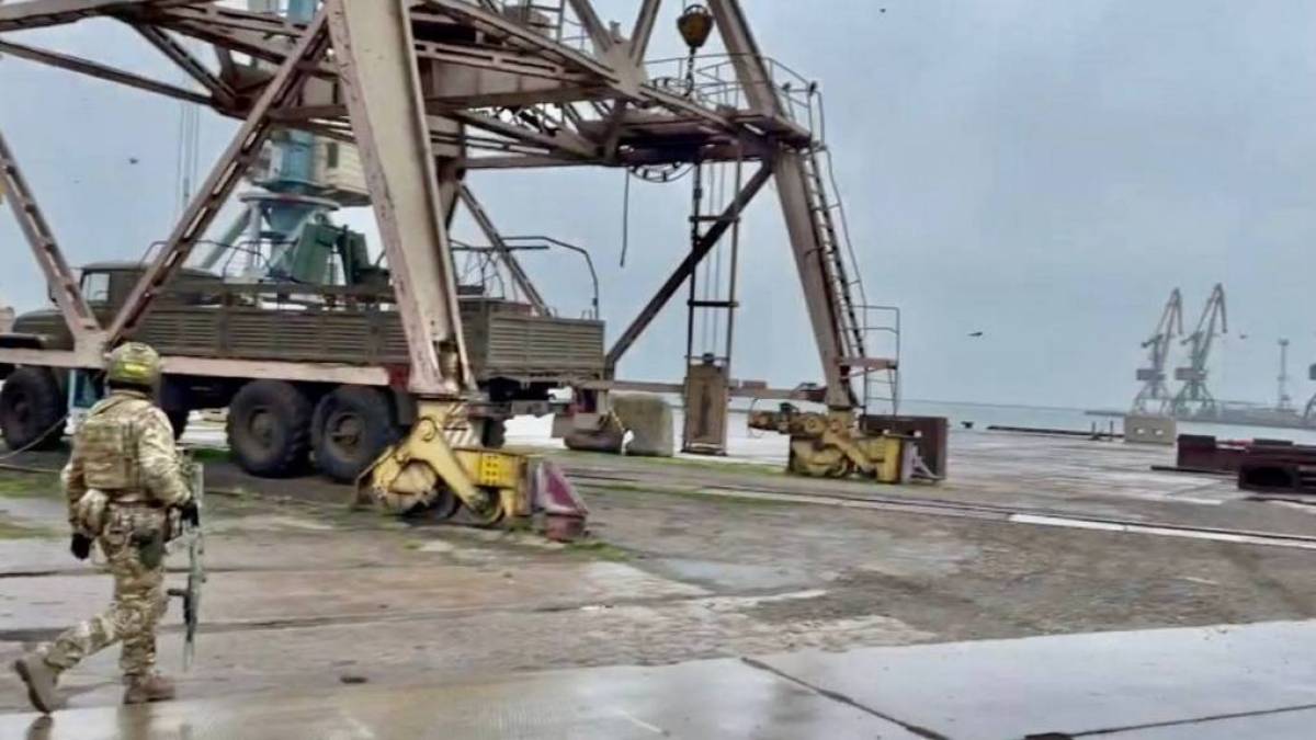 Торговий порт Бердянська окупанти перетворюють на військово-морську базу