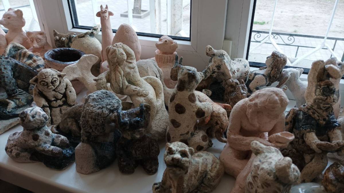 Запрошує благодійний ярмарок учнівських керамічних виробів 