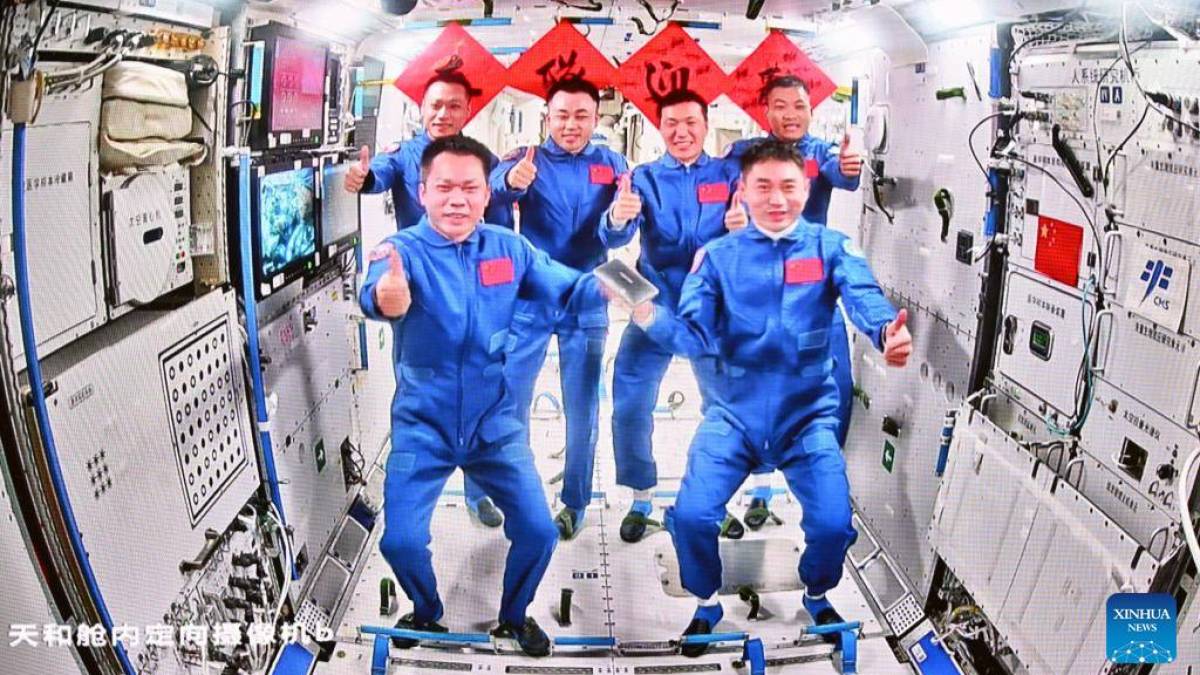 Астронавти китайської місії «Шеньчжоу-18» прибули на орбітальну станцію