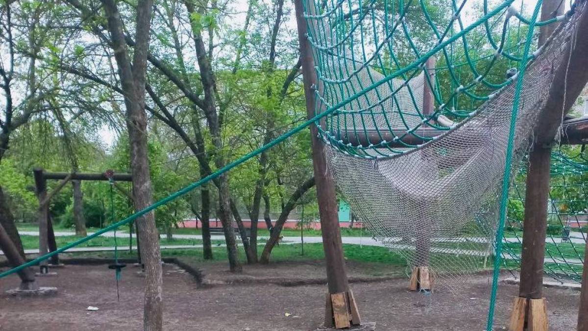 У Бердянську встановлений рашистами дитячий майданчик за декілька місяців став небезпечним