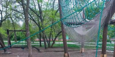У Бердянську встановлений рашистами дитячий майданчик за декілька місяців став небезпечним