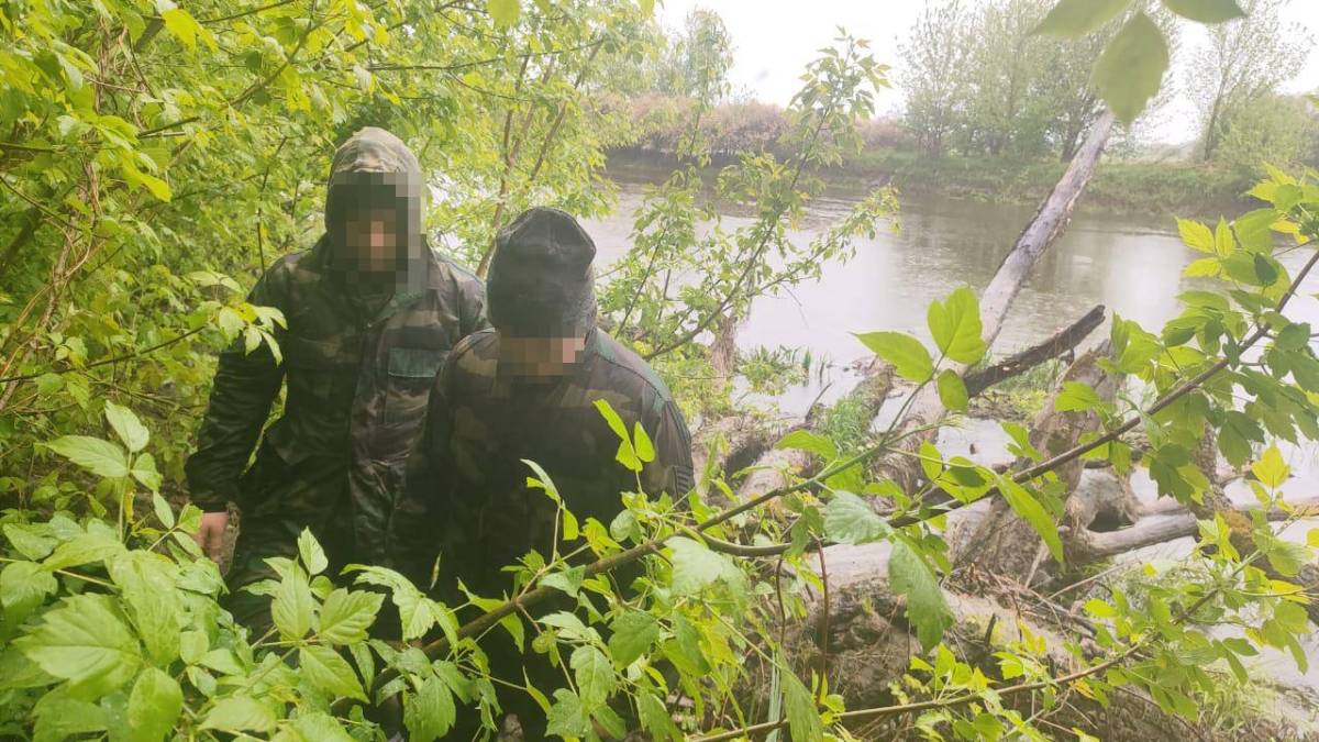 Прикордонники затримали двох чоловіків, які вплав повертались до України