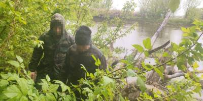 Прикордонники затримали двох чоловіків, які вплав повертались до України