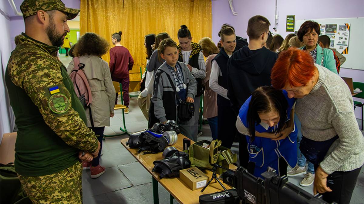 У Запоріжжі нацгвардійці провели для школярів урок хімічній і радіаційній безпеки