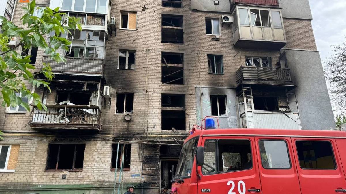 Запорізькі рятувальники ліквідують наслідки ворожих обстрілів