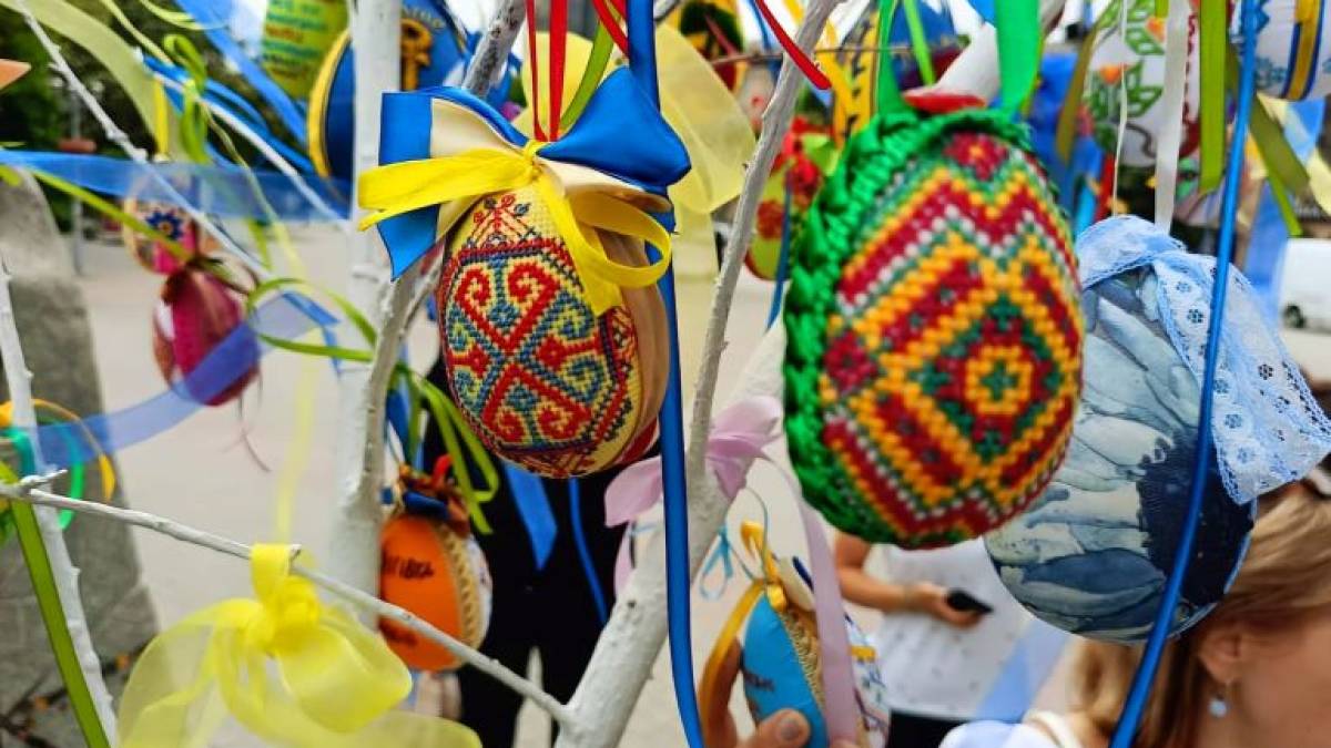 У центрі Запоріжжя прикрасили великоднє дерево