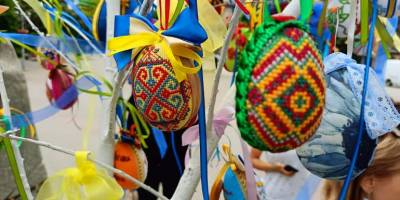 У центрі Запоріжжя прикрасили великоднє дерево