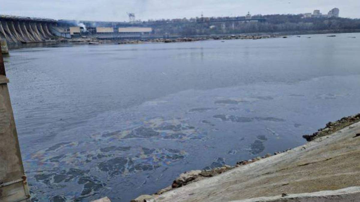 Внаслідок влучання російських ракет у ДніпроГЕС стався витік нафтопродуктів у Дніпро