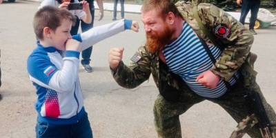 Дітям з Бердянського району окупанти влаштували зустріч з нацистом Рудим Тарзаном