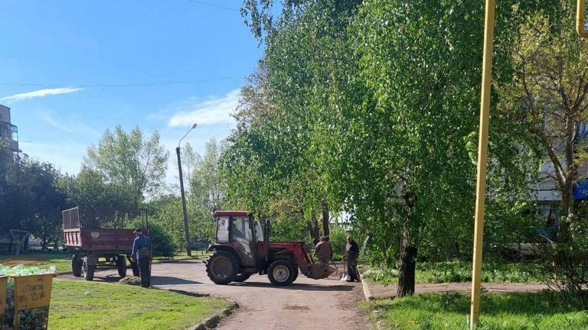 На Запоріжжі комунальники під обстрілами ворога готують місто Гуляйполе до Великодня (фото)