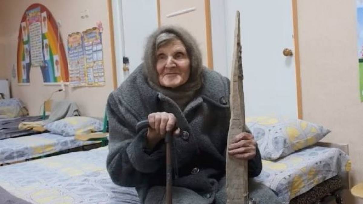 Не хотіла жити під окупацією рф: 98-річна бабуся на палицях вийшла з Очеретиного