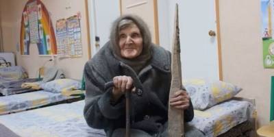 Не хотіла жити під окупацією рф: 98-річна бабуся на палицях вийшла з Очеретиного
