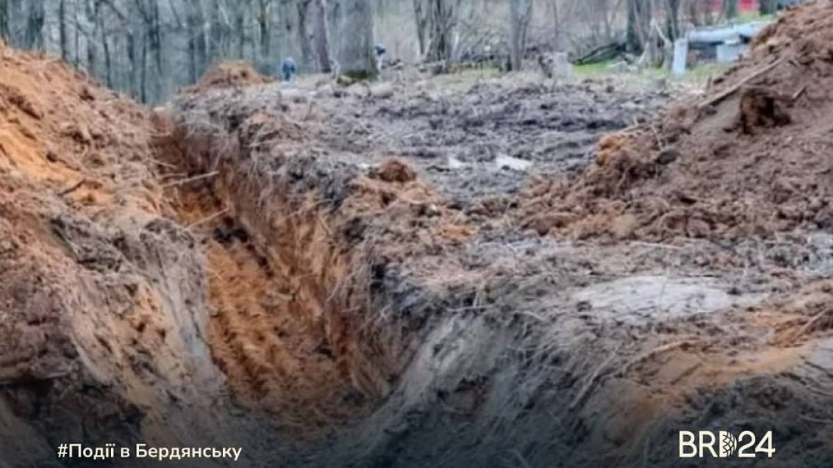Окупанти залучають жителів Бердянська до риття окопів та облаштування оборонних смуг