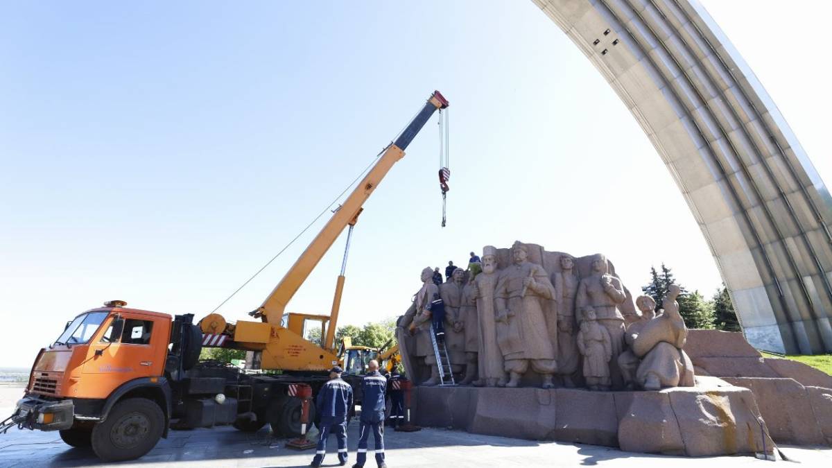 У Києві почали демонтаж монумента на честь Переяславської ради