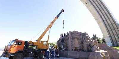 У Києві почали демонтаж монумента на честь Переяславської ради
