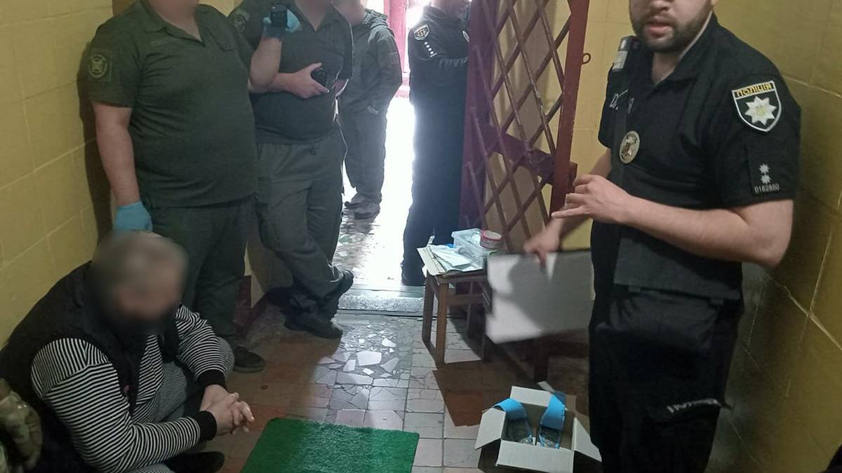 У Запоріжжі адвокат приніс «кримінальному авторитету» в СІЗО наркотики – фото