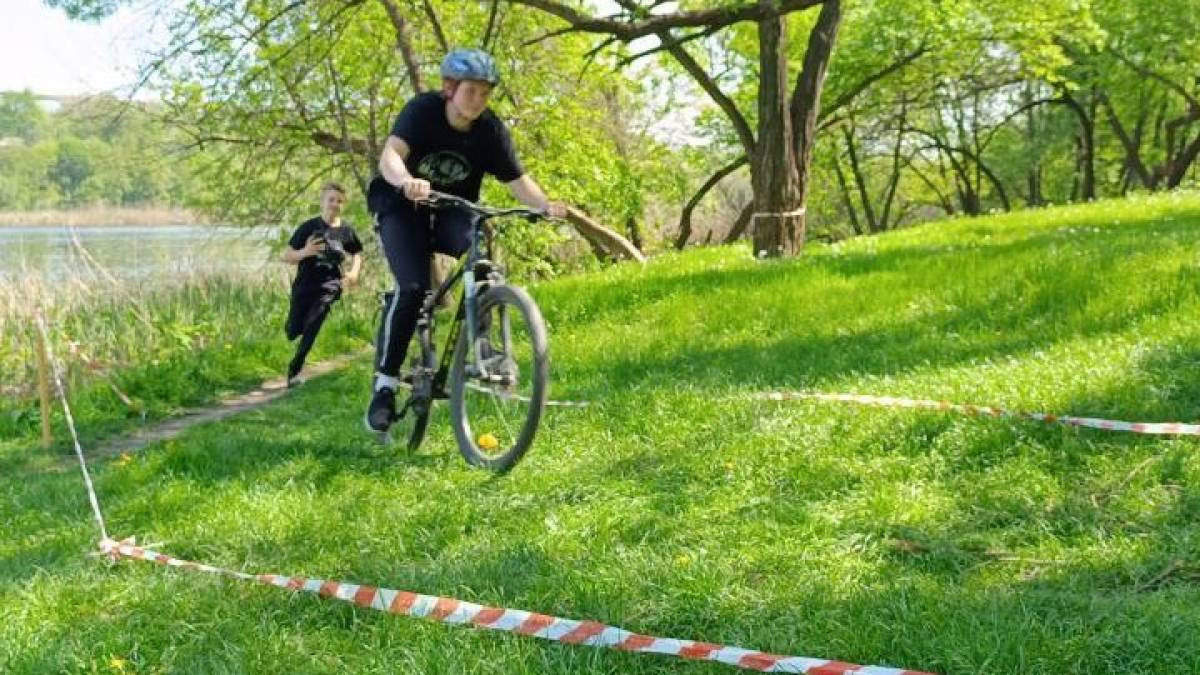 Юні велосипедисти у Запоріжжі змагалися серед ярів та крутих схилів
