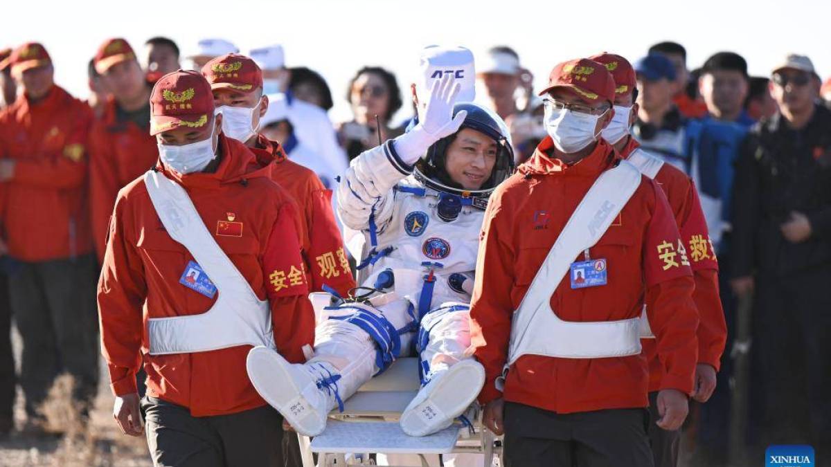 Китайські астронавти місії Shenzhou-17 повернулися на Землю