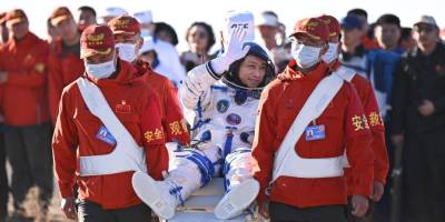 Китайські астронавти місії Shenzhou-17 повернулися на Землю