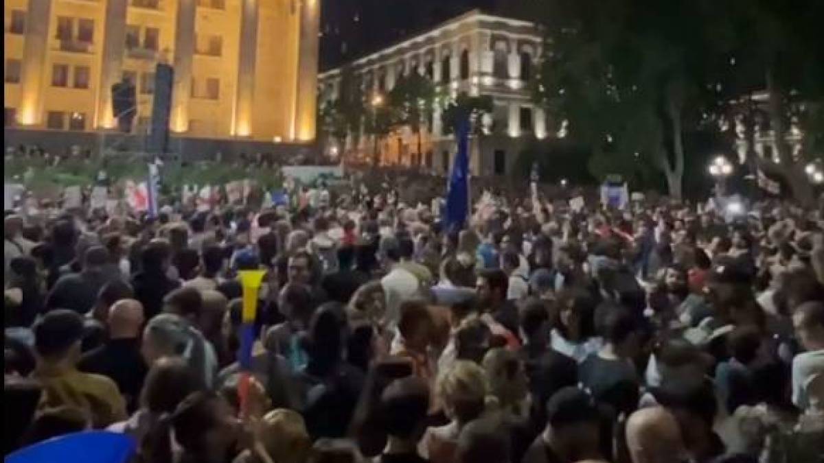 У столиці Грузії біля парламенту відновилася акція протесту проти закону про “іноагентів”