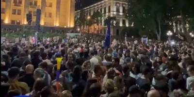 У столиці Грузії біля парламенту відновилася акція протесту проти закону про «іноагентів»
