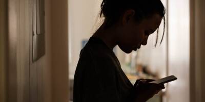 Франція мусить обмежити використання дітьми смартфонів та соцмереж