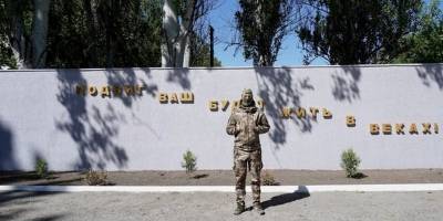 У Мелітополі окупанти відправлять старшокласників охороняти кладовища