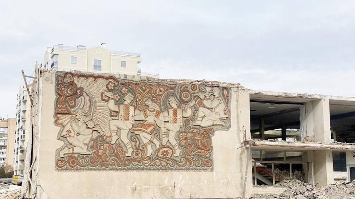 Окупанти знищили мозаїку «Гуцульський танок» в Євпаторії