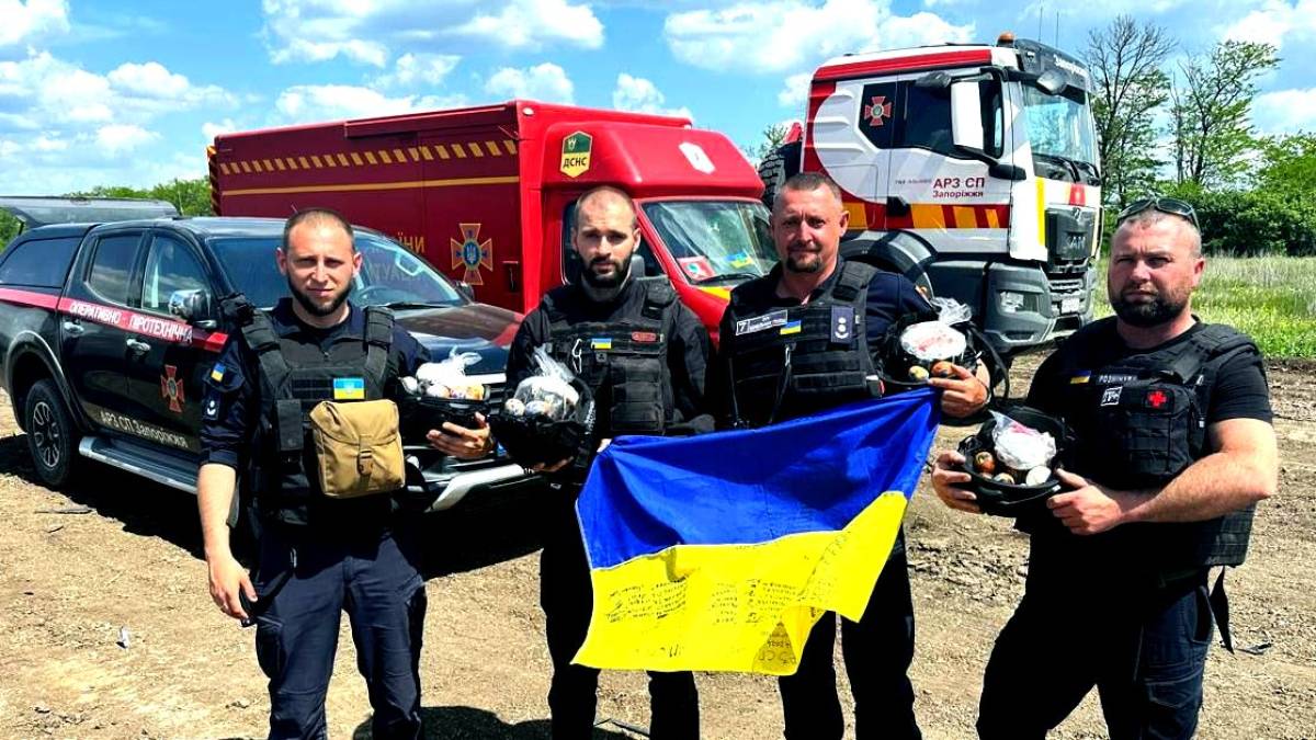 Запорізькі рятувальники привезли у Гуляйполе паски та крашанки (відео)