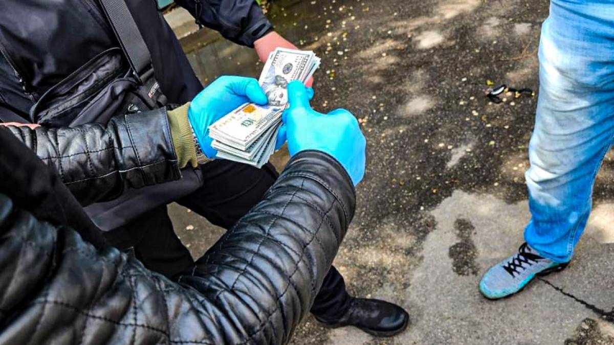 У Запоріжжі поліцейському пропонували 10 тисяч доларів “за кришування” наркобізнесу – фото, відео