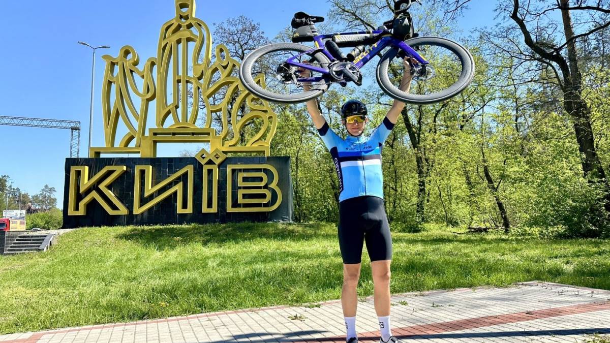 Депутат парламенту Естонії проїхав від Таллінна до Києва велосипедом – задля підтримки ЗСУ