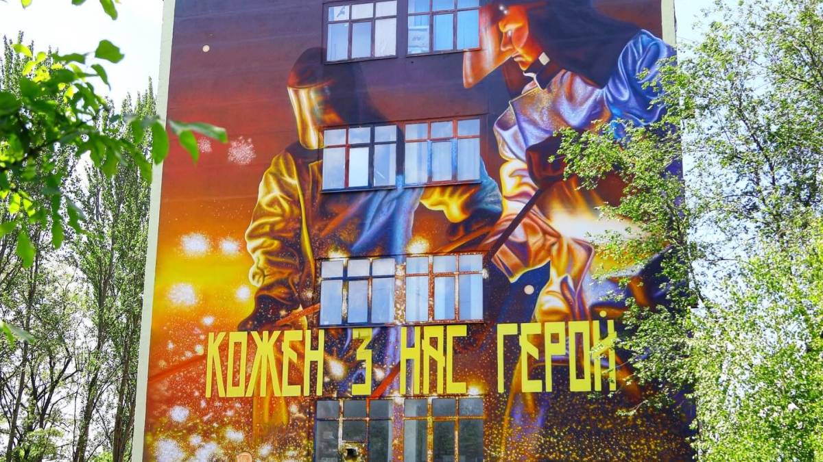 У Запоріжжі з’явився третій мурал “Кожен з нас – герой”