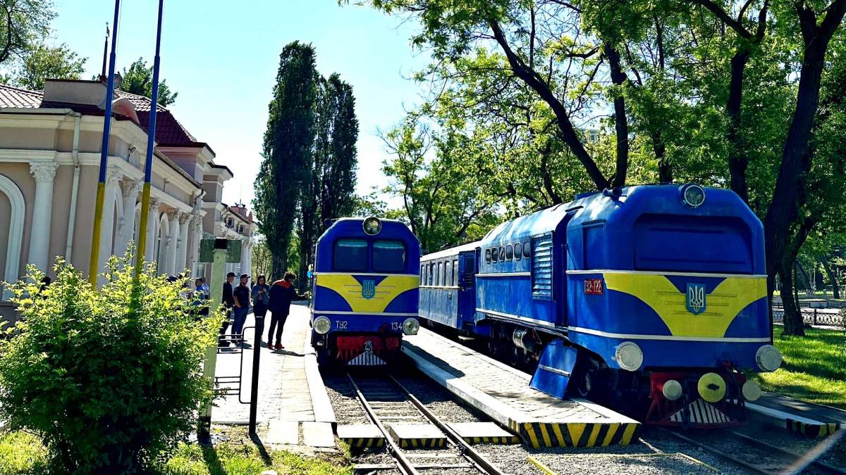 Найстарша в Україні і друга у світі за віком дитяча залізниця відкрила сезон