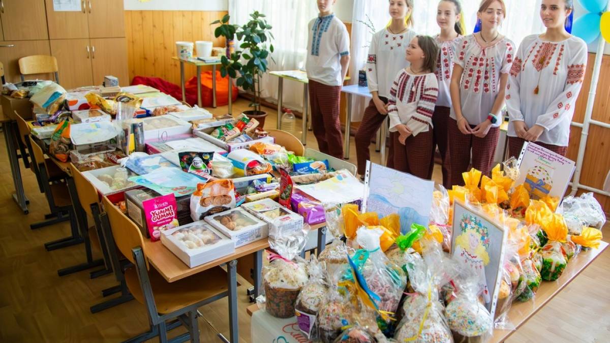 У Запоріжжі школярі передали бійцям-гвардійцям великодні кошики